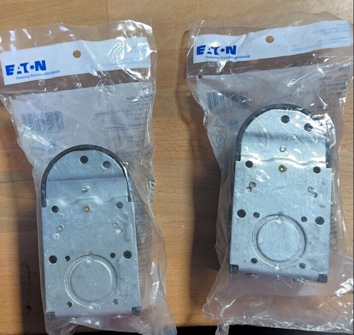 Eaton 1232 30-Amp 2-Pole 3-Wire 240-Volt Surface Mount Power Receptacle, Black