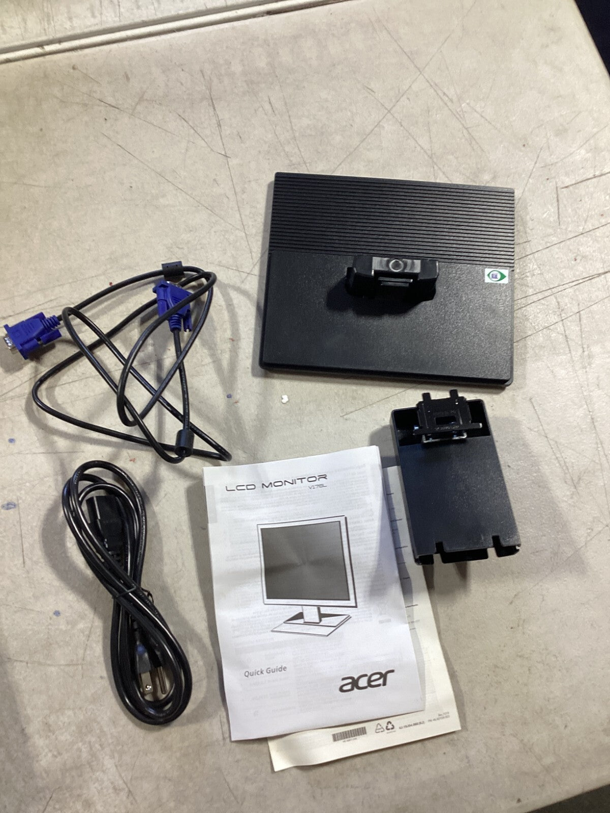 Acer V176L b 17-Inch SXGA LCD Display,Black